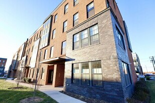 2445 Ownby Ln in Richmond, VA - Building Photo