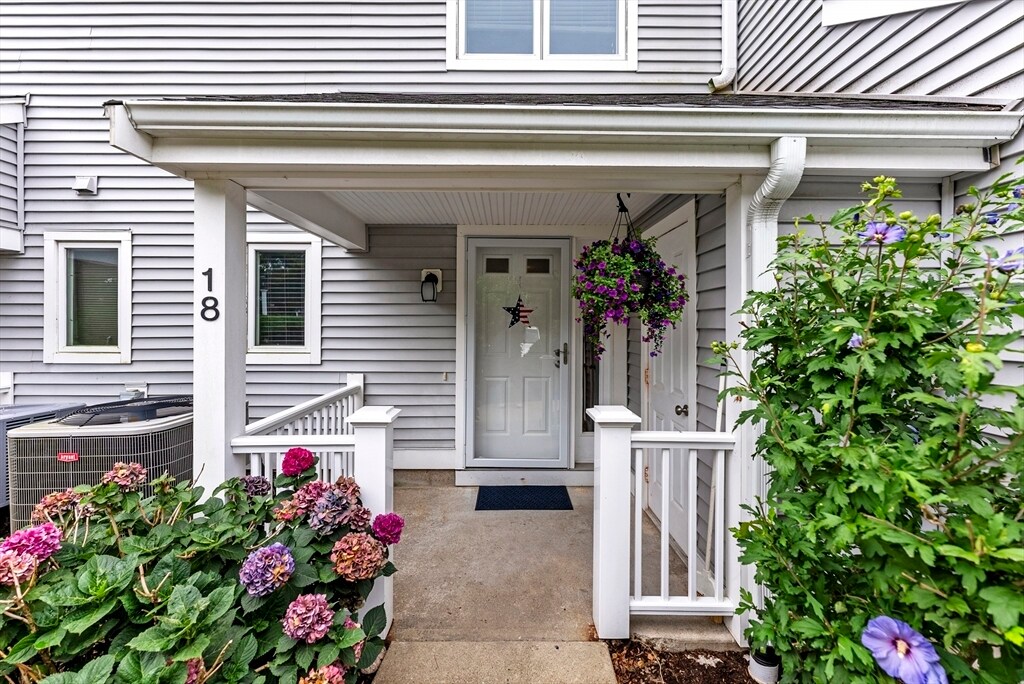18 Westcliff Dr in Plymouth, MA - Building Photo