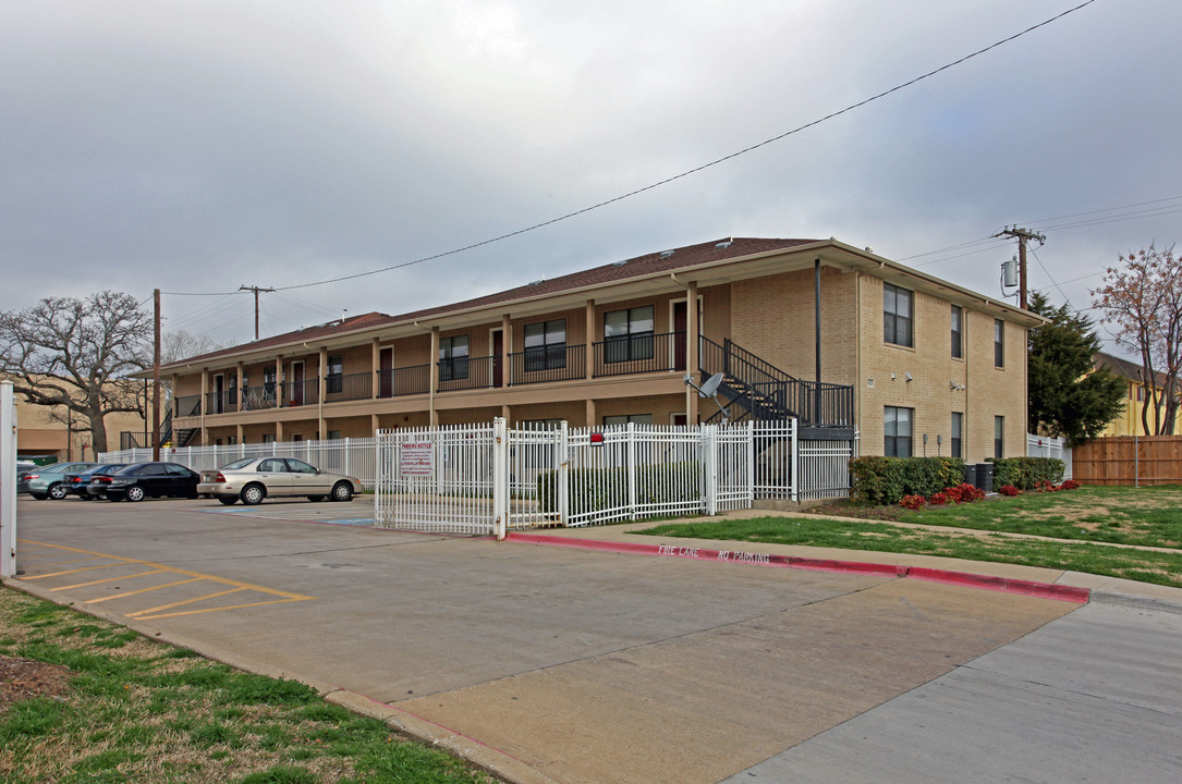 1613 N Britain Rd in Irving, TX - Foto de edificio