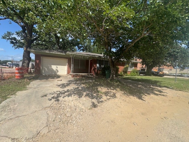 190 N St Felix St in Stephenville, TX - Building Photo