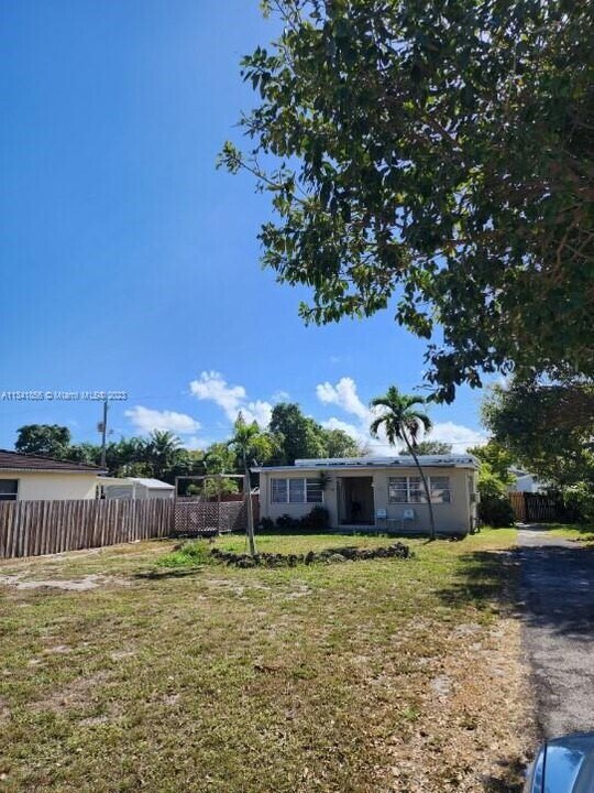 1930 Thomas St-Unit -F in Hollywood, FL - Building Photo