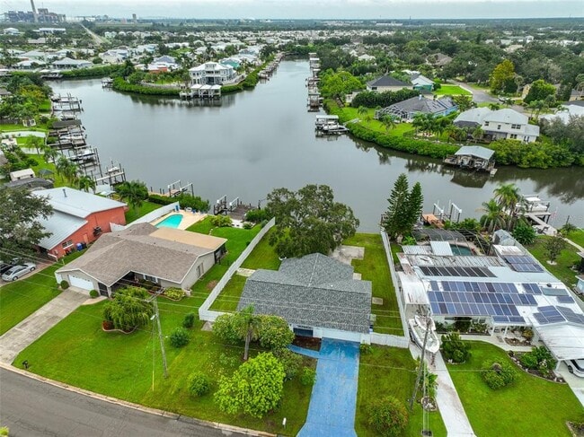 423 Flamingo Dr in Apollo Beach, FL - Building Photo - Building Photo