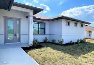 702 Kismet Pkwy E in Cape Coral, FL - Building Photo - Building Photo