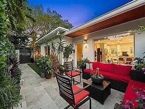 808 NE 17th Way in Fort Lauderdale, FL - Building Photo - Building Photo