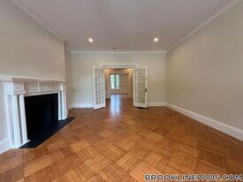 1726 Beacon St in Brookline, MA - Building Photo