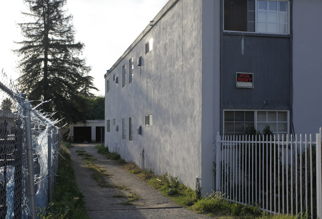 6956 Dwight Way in San Bernardino, CA - Foto de edificio - Building Photo