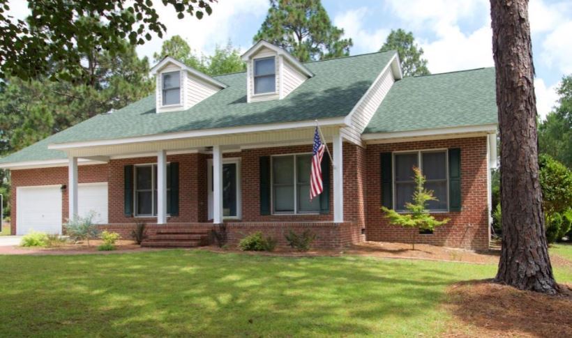 121 Rothbury Dr in Whispering Pines, NC - Foto de edificio