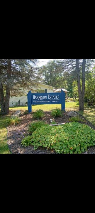 Harrison Estates Mobile Home Community in Harrison, MI - Foto de edificio