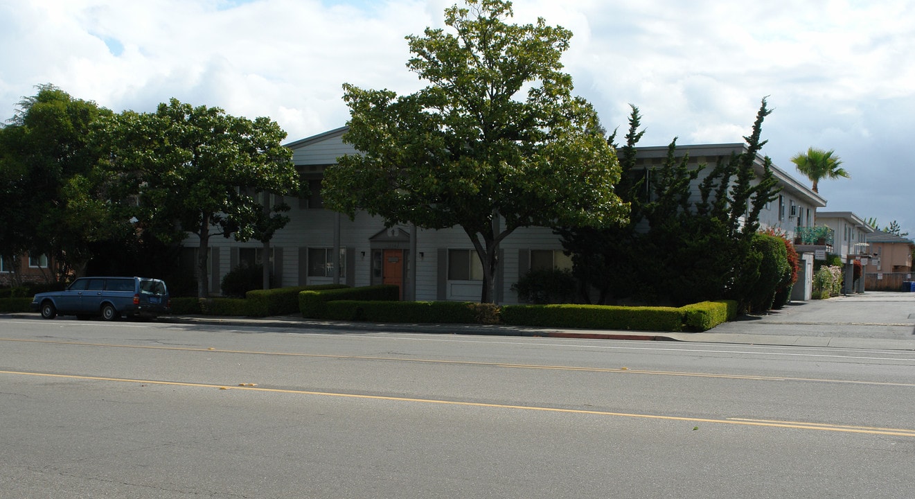 1608 Hollenbeck Ave in Sunnyvale, CA - Foto de edificio