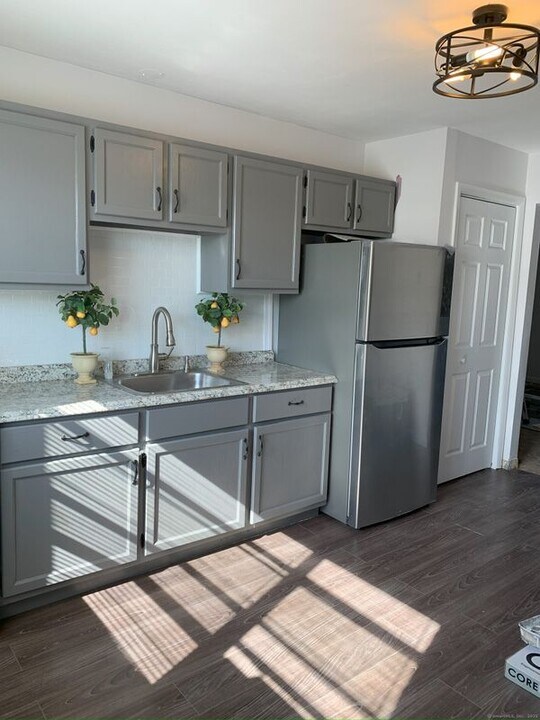 36 Belair Dr in New Milford, CT - Building Photo