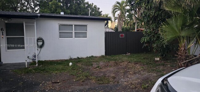 6661 McKinley St in Hollywood, FL - Building Photo - Building Photo
