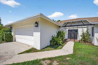 1202 Essex Dr in Wellington, FL - Building Photo - Building Photo