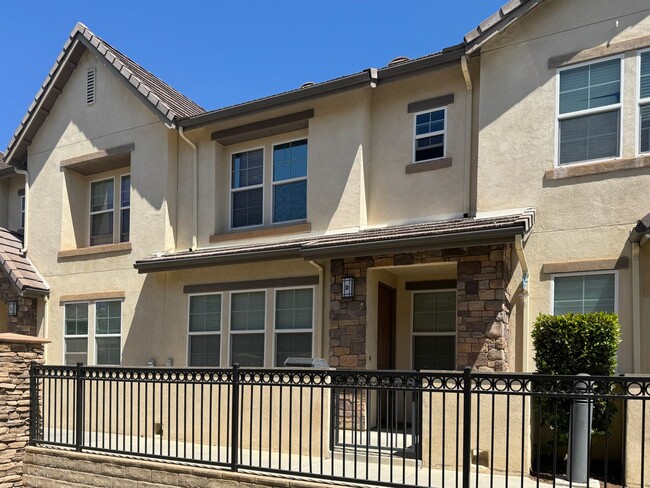 1668 Heywood St in Simi Valley, CA - Building Photo - Building Photo