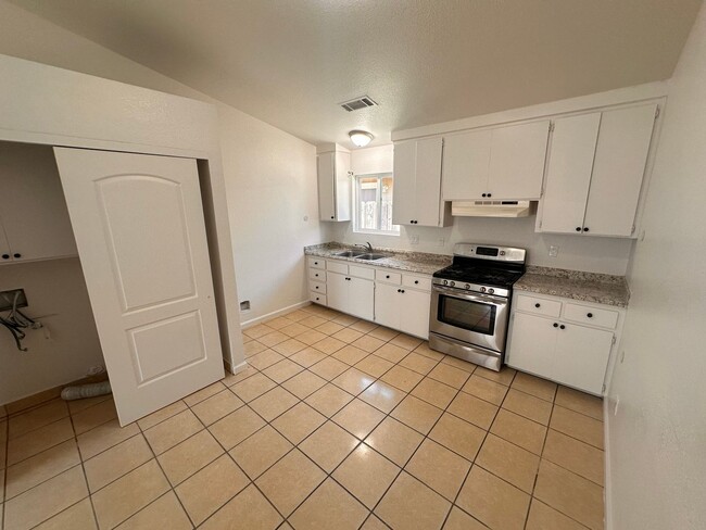 102 Santa Bonita St in Madera, CA - Building Photo - Building Photo