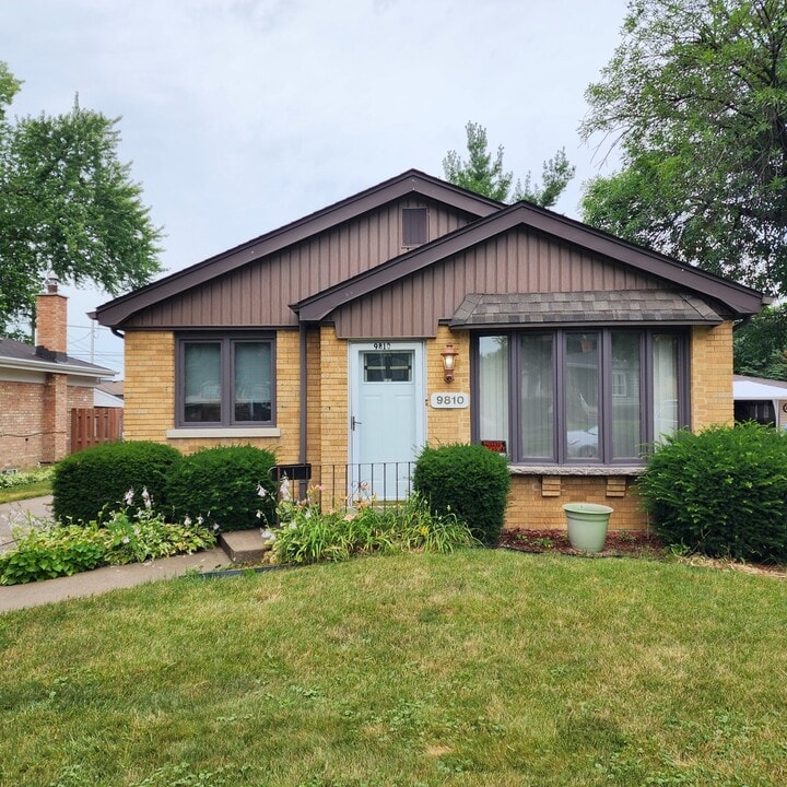 9810 Warren Ave in Oak Lawn, IL - Building Photo