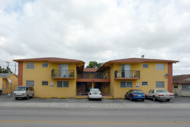 165 E 9th St in Hialeah, FL - Foto de edificio - Building Photo