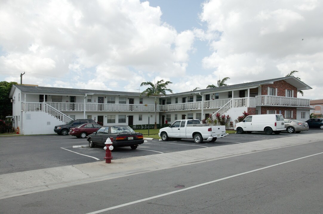 40 8th St in Hialeah, FL - Building Photo