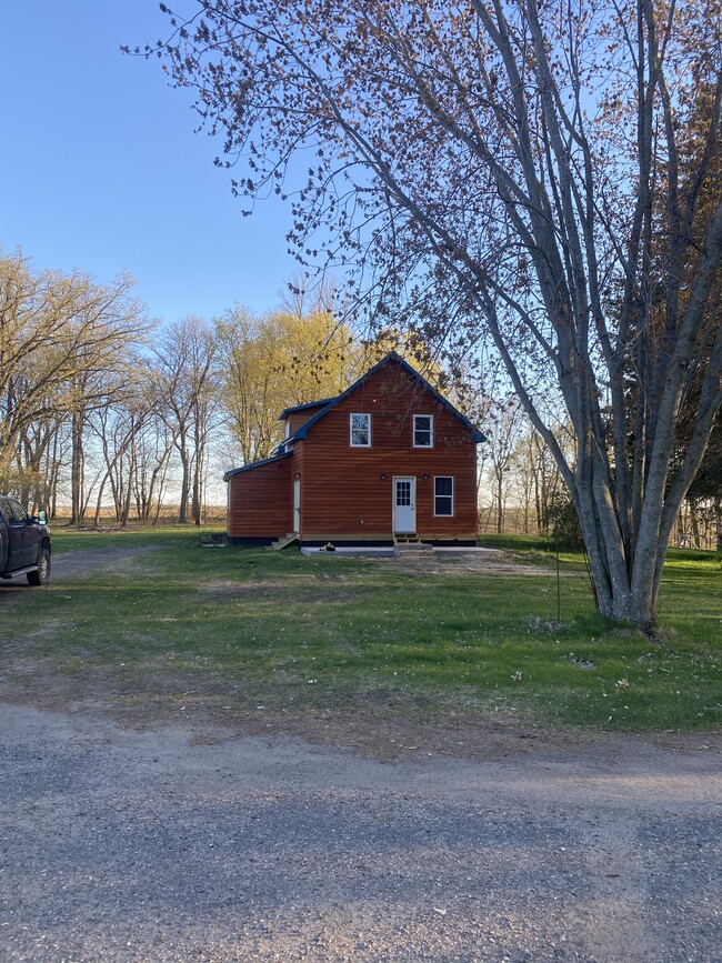 30320 Co Rd 13 in Burtrum, MN - Foto de edificio - Building Photo