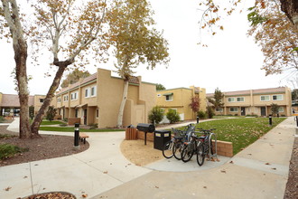 Los Robles Apartments in Vista, CA - Building Photo - Building Photo