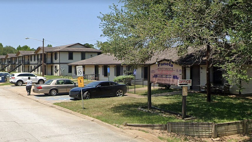 1100 S Adams St in Carthage, TX - Building Photo