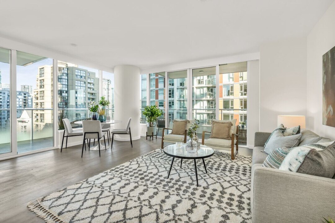 1335 Howe St in Vancouver, BC - Building Photo