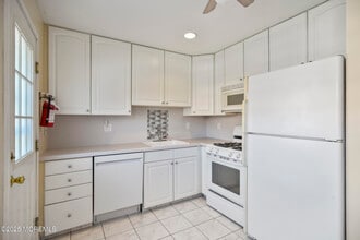 12 Laurel Pl in Eatontown, NJ - Foto de edificio - Building Photo