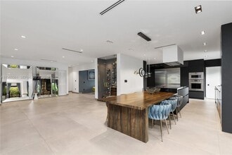 63 SW 31st Rd in Miami, FL - Foto de edificio - Building Photo