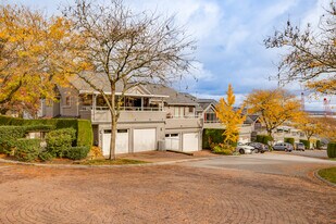 323 Governors Crt in New Westminster, BC - Building Photo