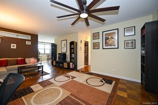 61-20 Grand Central Pkwy in Queens, NY - Building Photo