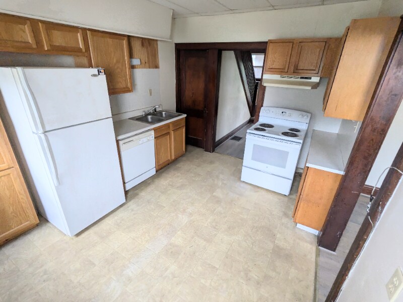 831 Main St-Unit -839 in Coshocton, OH - Building Photo
