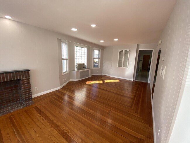 16 Alexander Ave, Unit 1 in Medford, MA - Foto de edificio - Building Photo