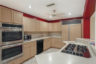 11121 SW 203rd Terrace in Cutler Bay, FL - Foto de edificio - Building Photo