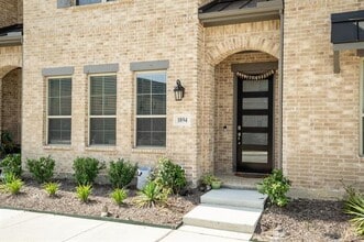 1894 Strand St in Farmers Branch, TX - Foto de edificio - Building Photo