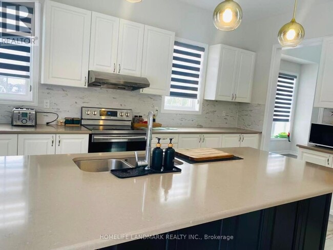 123 Mitchell Pl in Newmarket, ON - Building Photo - Building Photo