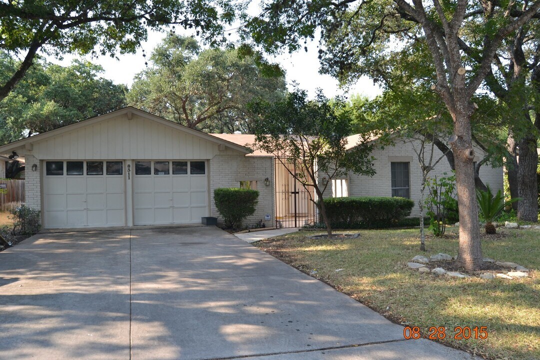 8311 Watch Tower St in San Antonio, TX - Foto de edificio