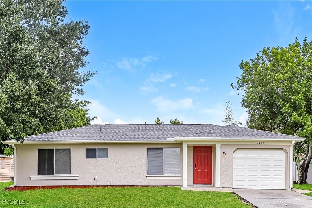 6830 S Biscayne Dr in North Port, FL - Building Photo