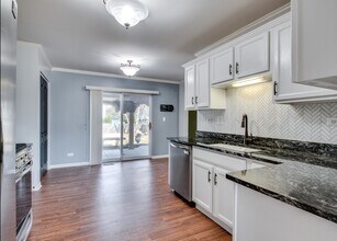 2758 Hillsboro Blvd in Aurora, IL - Building Photo - Building Photo