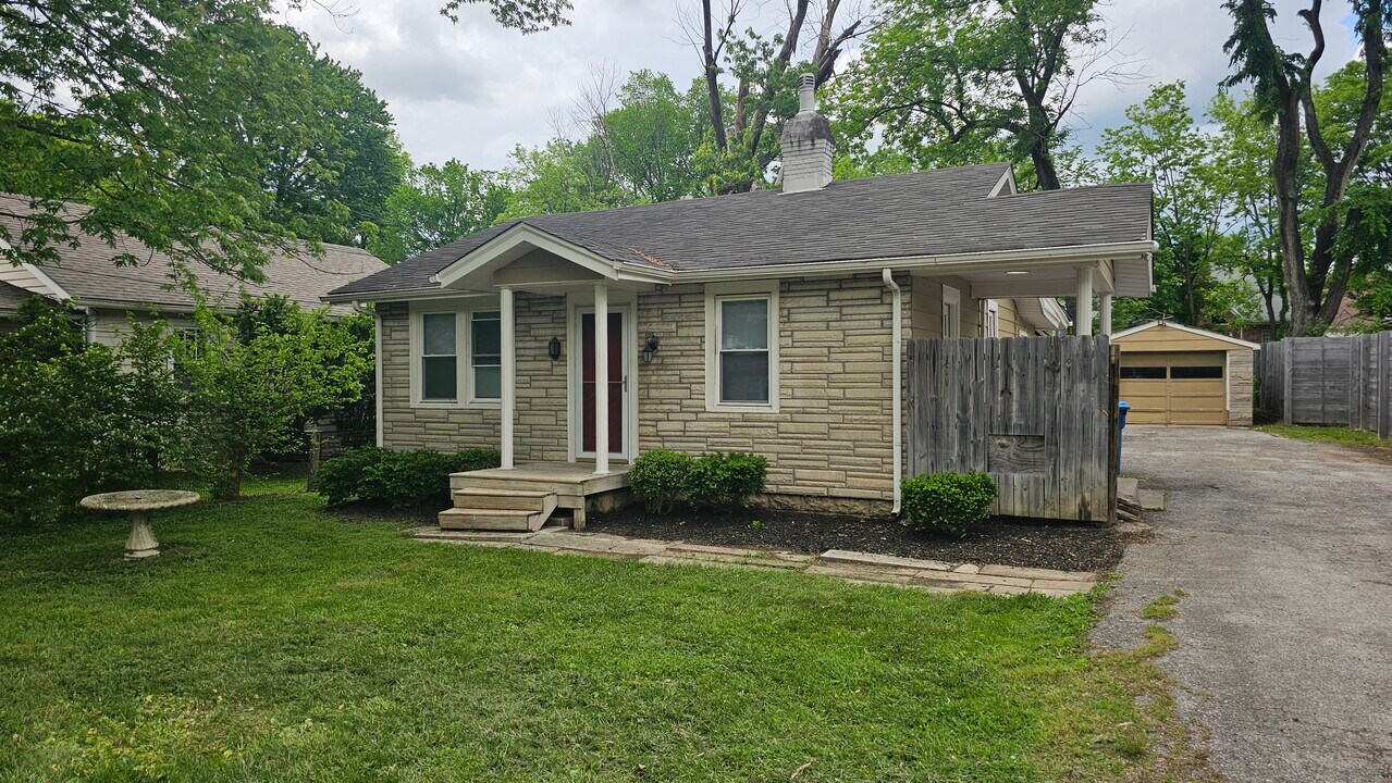 11905 Wetherby Ave in Louisville, KY - Foto de edificio