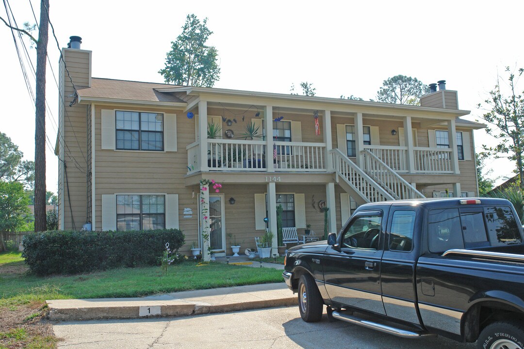1144 Redwood Ln in Gulf Breeze, FL - Foto de edificio