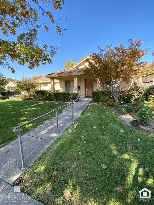754 E MacArthur St in Sonoma, CA - Building Photo