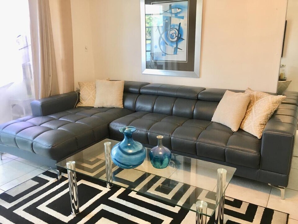 2800 NE 203rd St in Miami, FL - Foto de edificio