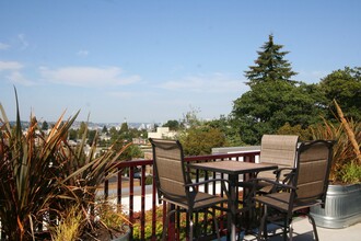 Admiral Station Apartments in Seattle, WA - Building Photo - Building Photo