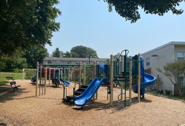 3015 Upton Dr in Kensington, MD - Foto de edificio - Building Photo