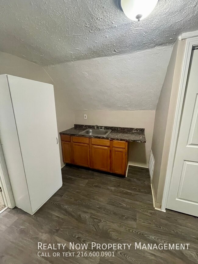 2231 W 104th St-Unit -Unit 3 in Cleveland, OH - Foto de edificio - Building Photo