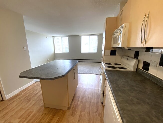 11147 Whyte Ave NW in Edmonton, AB - Building Photo - Building Photo