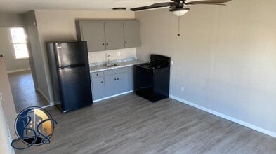 1104 W Broadway St in Webb City, MO - Building Photo - Building Photo