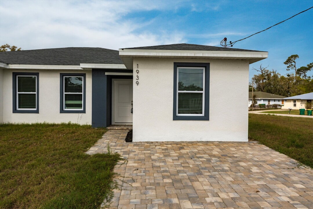 1939 Como St in Port Charlotte, FL - Building Photo