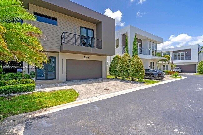 7534 NW 98th Ave in Doral, FL - Building Photo - Building Photo