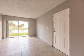 1140 Lake Victoria Dr in West Palm Beach, FL - Foto de edificio - Building Photo