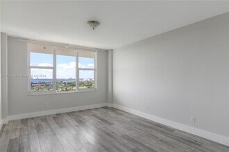 5600 Collins Ave, Unit 17 in Miami, FL - Foto de edificio - Building Photo